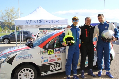 Juan Luna, acompaado de Daniel Rodrguez y Carlos Chamorro, junto al Dacia Sandero con el que compite el equipo de la UCO.