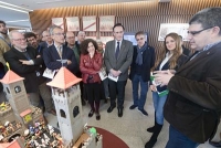 Enrique Soria, a la derecha, explica los contenidos de la exposición