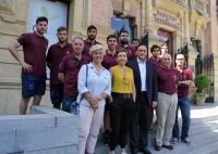 Foto de familia de autoridades y participantes en el europeo universitario de Balonmano