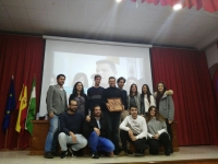 Integrantes del Laboratorio Jurdico Antidesahucios, con el premio concedido por la APDHA