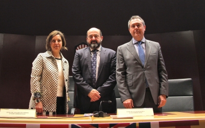 De izquierda a derecha, Isabel Ambrosio, Manuel Torres y Juan Espadas
