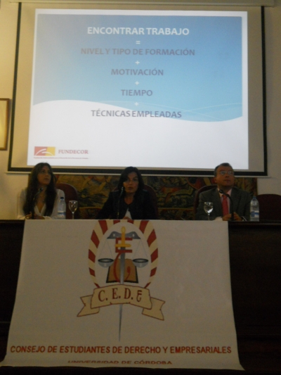  M Paz Daz y Jos Antonio Carbonero (Fundecor) junto a Alejandra Lpez de Sagredo (presidenta del Consejo de Estudiantes) 