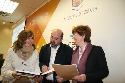 De izquierda a derecha, Rosario Mérida, Manuel Torres y Julia Angulo, en la presentación del estudio.