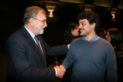 El rector saluda al director del corto durante su estreno en Córdoba