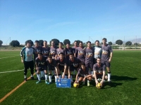 El equipo de futbol de la UCO posa con el trofeo conquistado