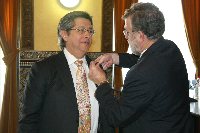 El director residente de Preshco, Carlos Vega, recibe la distincin Abderramn III de la Universidad de Crdoba