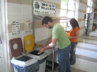 El SEPA pone en marcha la Campaña R3 ( ' residuos al cubo'), una experiencia piloto para la separación selectiva de residuos en las cafeterías y comedores universitarios.