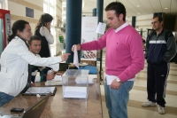 Un estudiante vota durante una jornada electoral en Rabanales