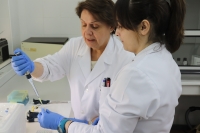 Noelia Morales y Nieves Abril en el laboratorio,