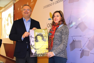 Juan Miguel  Moreno y Rosario Mrida, con el cartel de UCOpotica. 
