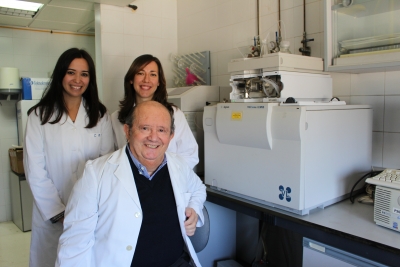 Miguel Valcárcel, en el centro, junto a la doctora Laura Soriano (derecha) y a la investigadora Celia Ruiz (izquierda)