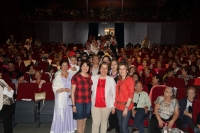 La vicerrectora de Vida Universitaria y Responsabilidad Social, Rosario Mérida (la primera por la derecha), con representantes de Manos Unidas y de la Asociación de Centros de Cultura Popular y Promoción de la Mujer, al inicio de la representación