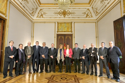 La presidenta andaluza,  Susana Díaz, con los rectores y otras autoridades de la Junta momentos antes de comenzar la reunión