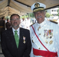Librado Carrasco junto al general veterinario que le impuso la condecoración