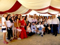 Foto de familia de autoridades académicas, estudiantes y premiados