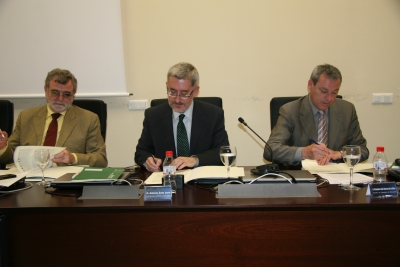 Un momento de la firma del convenio. En la imagen el rector de la UCO, José Manuel Roldán y los consejeros Antonio Ávila y Francisco Álvarez de la Chica