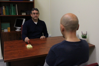 El profesor Alós, al fondo, señala un objeto para que una persona lo ubique visoespacialmente, en una simulación del experimento