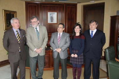 Jos Manuel Roldn y Ricardo Rojas (segundo y tercero por la izquierda) con representantes de la Escuela de Hostelera