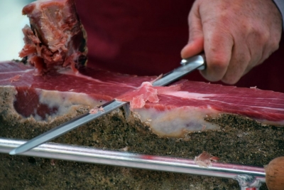Los investigadores han evidenciado que el corte manual a cuchillo del jamón ibérico conserva todas las características de su designación de calidad