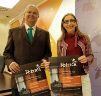 Juan Miguel Moreno y la vicerrectora Carmen Blanco posan con el cartel anunciador de UCOpoética