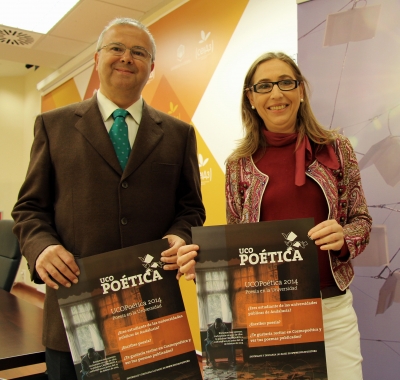 Juan Miguel Moreno y la vicerrectora Carmen Blanco posan con el cartel anunciador de UCOpotica