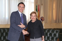 José Carlos Gómez Villamandos y Mª Dolores Vallecillo se saludan tras la firma del acuerdo