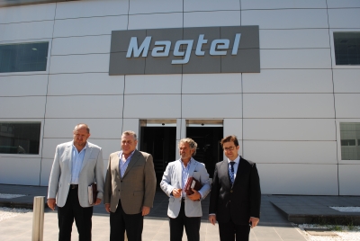 Miembros de la UCO y de Magtel ante la sede de la empresa