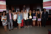 Foto de familia de las ganadoras, autoridades e integrantes de la comunidad universitaria, tras la entrega de premios.