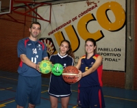 Alberto Requena y Alba Sánchez, capitanes de balonmano de la UCO, y Bea Bajo, de baloncesto