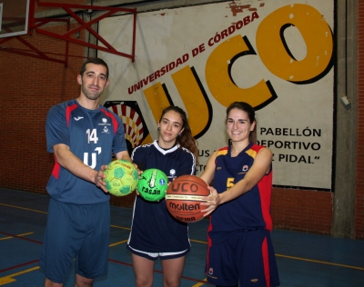Alberto Requena y Alba Snchez, capitanes de balonmano de la UCO, y Bea Bajo, de baloncesto