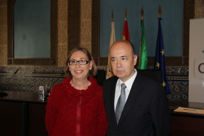 La vicerrectora de Estudiantes y Cultura, Carmen Blanco junto al profesor Joaquín Roses, minutos antes de su conferencia.