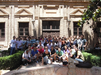 Participantes en la competicin en el patio de la Facultad de Filosofa