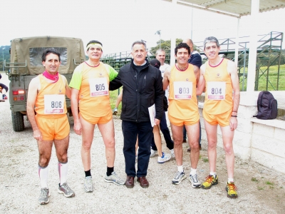 Cuatro de los corredores de la UCO con uno de los técnicos del Deporte Universitario
