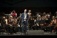 Luis Medina dando la bienvenida a la comunidad universitaria y a la Orquesta de Córdoba