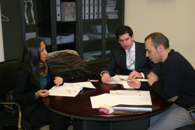Javier Trueba, director general de CICAP, y la investigadora Ana Alicia Bolvar cierran su contrato en la oficina tcnica del ceiA3