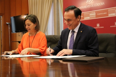 José Carlos Gómez Villamando e Isabel Ambrosio en la firma de convenios