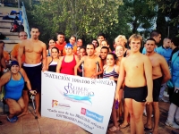 Un grupo de nadadores participantes