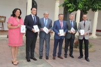 Foto de familia de autoridades asistentes a la presentación del libro.