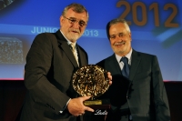 El rector recibe el premio de manos del presidente de la Junta Jose Antonio Griñán