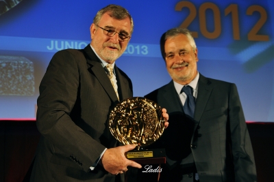 El rector recibe el premio de manos del presidente de la Junta Jose Antonio Grin