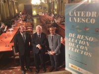 De izqda. a dcha. Manuel Torres, Miguel Ángel Moratinos y Alfonso Aguilar antes del inicio de la conferencia inaugural.