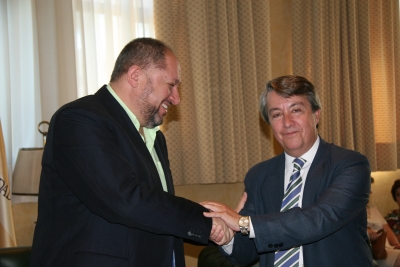 Manuel Torralbo (izq) y Práxedes Cruz se felicitan tras la firma del convenio