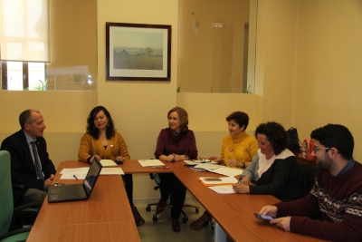 En el centro, la directora de la Unidad de Igualdad, María Rosal, con los integrantes del jurado