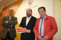 De izda. a dcha., Francisco Palomares, Manuel Torres y Antonio Fernndez con el documento que recoge la iniciativa