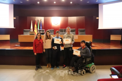 Alumnos premiados en el concurso junto con Beatriz Latre, primera por la izquierda 
