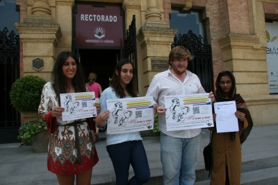 Representantes estudiantiles con carteles alusivos a la campaña ante la puerta del Rectorado