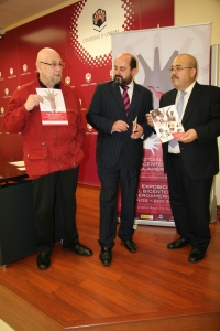 Miguel Rojas Mix, Manuel Torres y José Mariscal, posan con el cartel del Foro