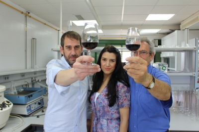 Rafael Peinado, Nieves López de Lerma y José Peinado, con un vino dulce en el que se ha incorporado hollejos de uva para mejorar sus capacidades antioxidantes