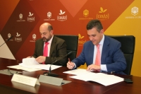Manuel Torres y Gabriel Dronda en el momento de la firma del acuerdo