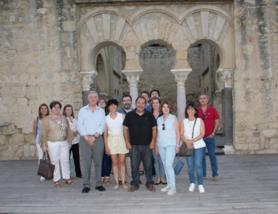 Foto de familia de los participantes en la visita a Medina Azahara.